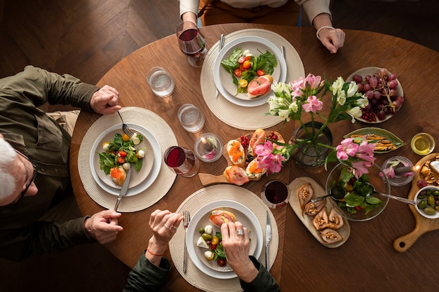 Foto cerrar personas mayores con comida deliciosa