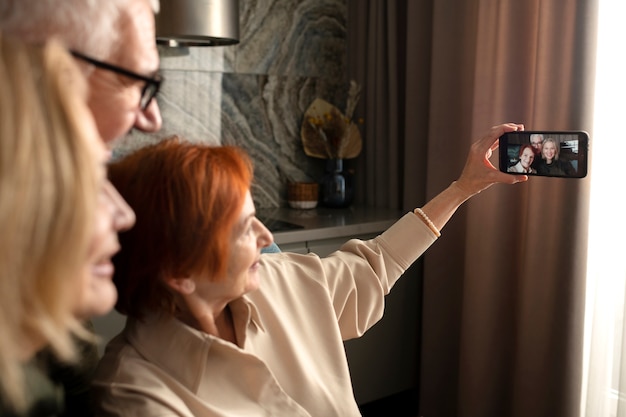 Foto cerrar personas mayores tomando selfie