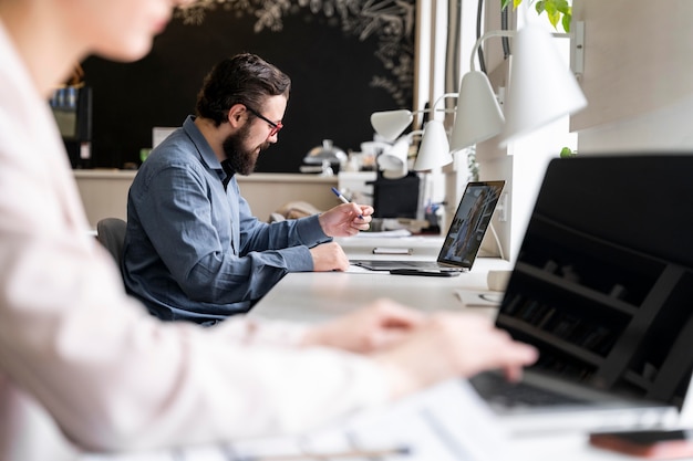 Cerrar personas que trabajan en el escritorio