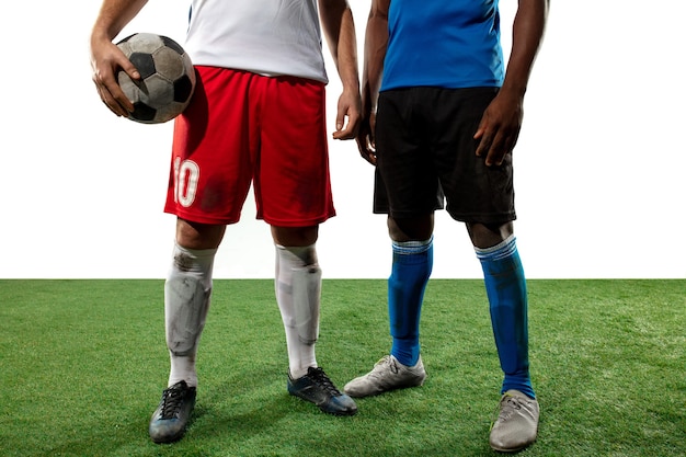 Foto cerrar las piernas del futbolista profesional de fútbol