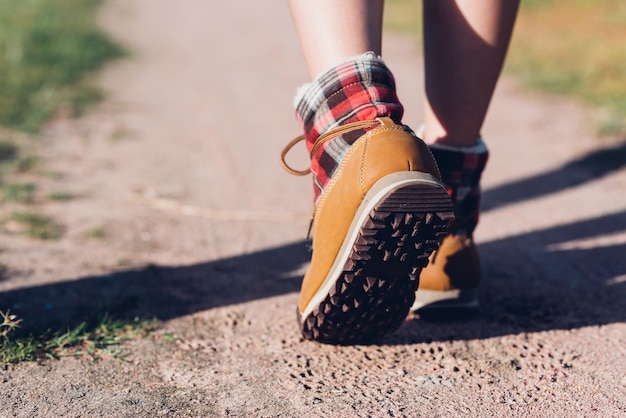 Cerrar piernas de pareja senderismo caminar al aire libre en el bosque de la naturaleza