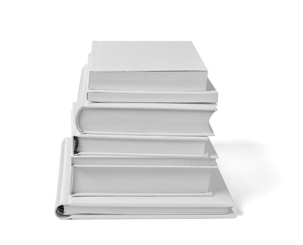 cerrar una pila de libros blancos sobre un fondo blanco