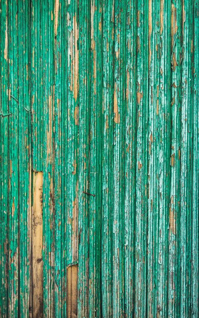 Cerrar en pintura descascarada en la pared de madera