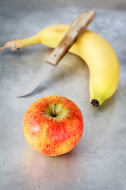 Foto cerrar en plátanos y manzanas en la mesa de madera