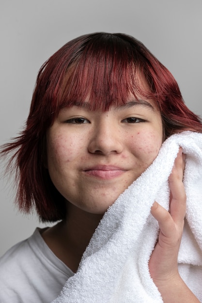 Foto cerrar los poros de la piel durante la rutina de cuidado facial