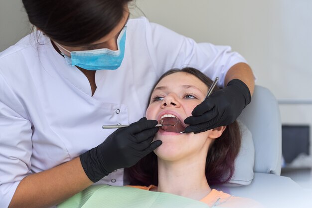 Cerrar procedimiento de tratamiento dental en consultorio dental