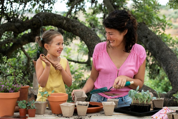 Foto cerrar el proceso de trasplante de plantas