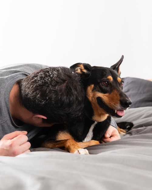 Foto cerrar propietario jugando con perro