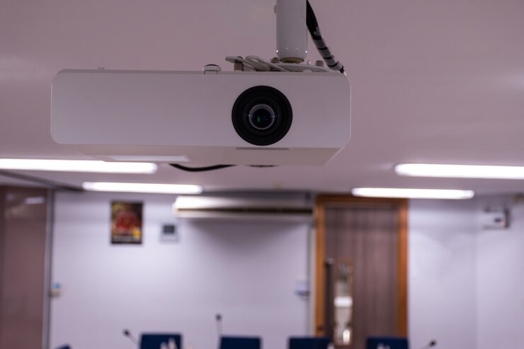 Foto cerrar proyector blanco instalado en el techo