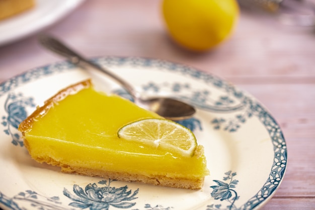 Cerrar una rebanada de tarta de limón en un plato elegante