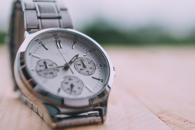 Cerrar reloj de mano Reloj de tiempo en mesa de madera