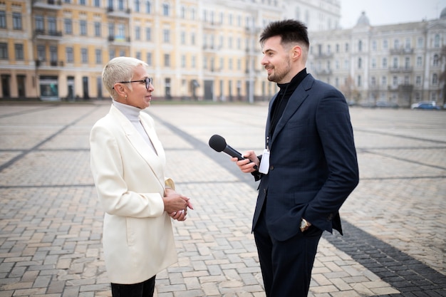 Cerrar en reportero tomando una entrevista