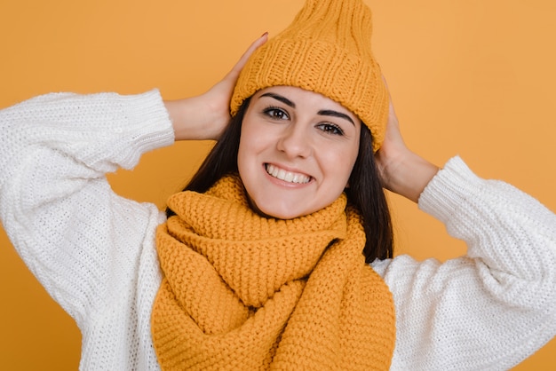 Cerrar retrato de una bella morena con sombrero naranja, sonríe sinceramente