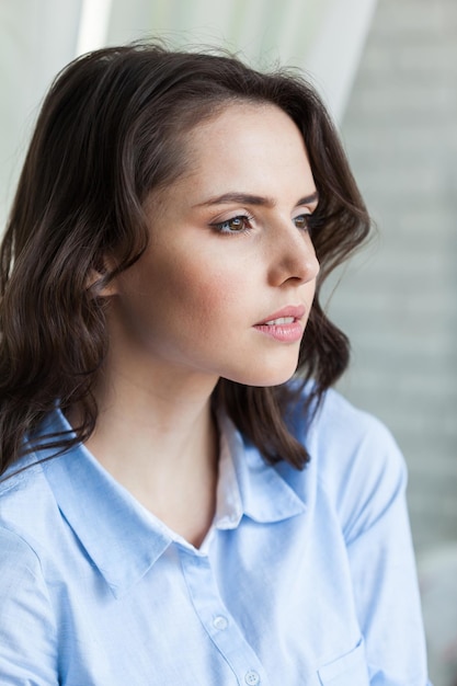 Cerrar retrato de cara hermosa mujer joven