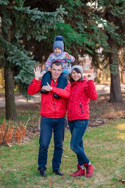 Cerrar el retrato de familia en el parque