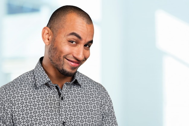 Cerrar el retrato de un hombre joven guapo sonriendo