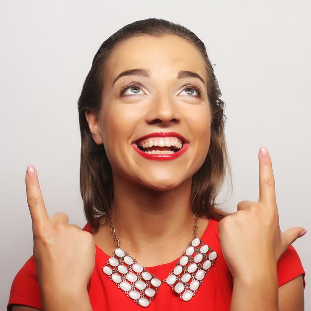 Cerrar retrato joven feliz en vestido rojo