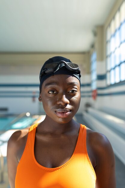 Cerrar el retrato de una joven negra en la piscina