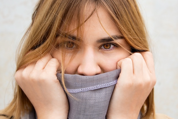 Foto cerrar retrato mujer envuelta en bufanda