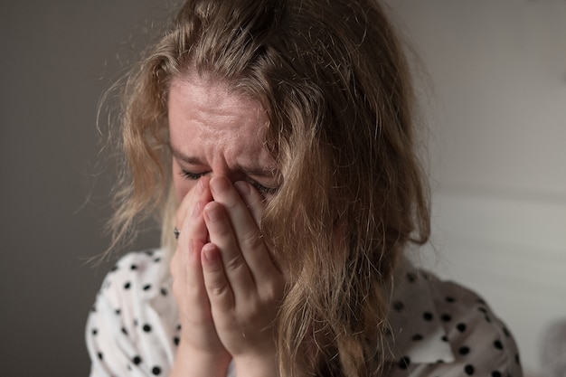 Foto cerrar retrato de mujer joven llorando