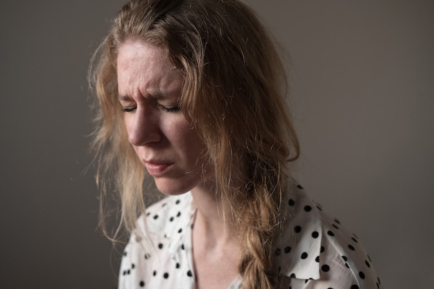 Foto cerrar retrato de mujer joven llorando