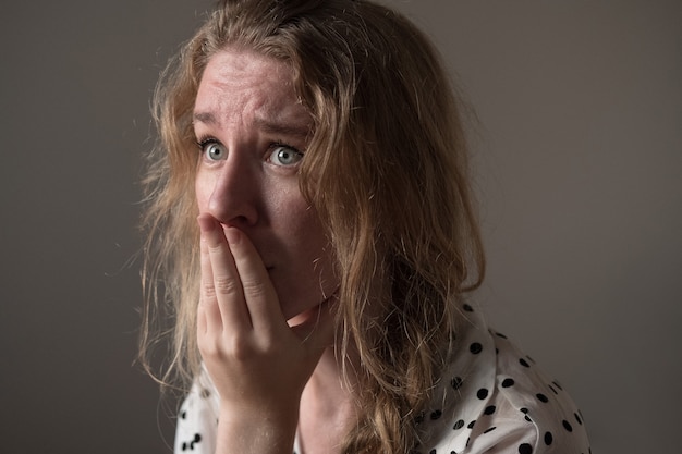 Foto cerrar retrato de mujer joven llorando