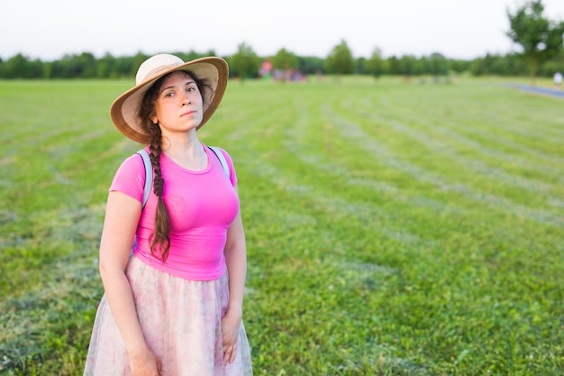 Cerrar retrato mujer con pecas en la naturaleza de verano