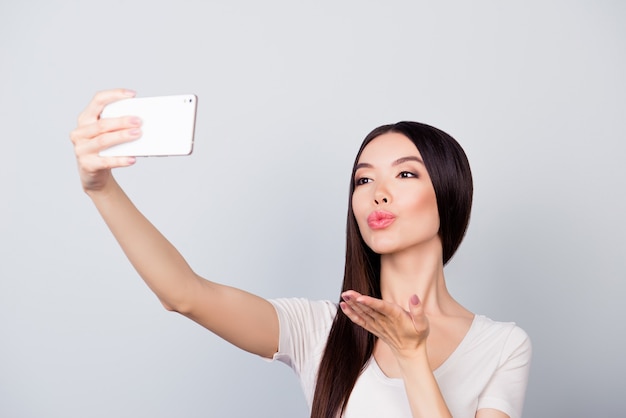 Cerrar retrato de mujer tomar selfie y enviar beso