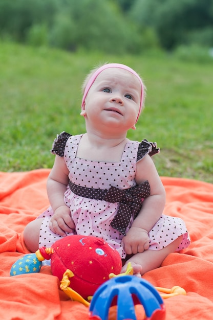 Cerrar el retrato de la niña jugando