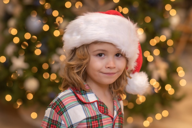 Cerrar retrato niño en casa en navidad niño pequeño celebrando navidad o año nuevo