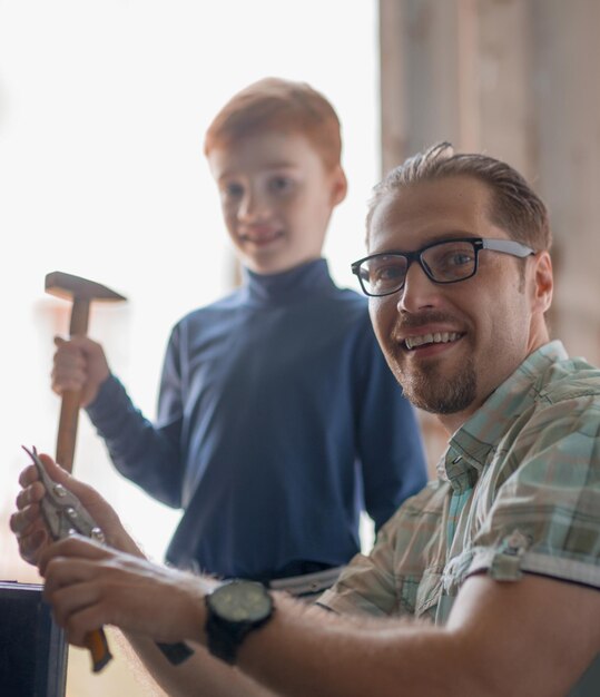 Foto cerrar retrato de padre e hijo en el garaje de la casa