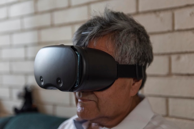 Cerrar retrato senior hombre usando gafas de realidad virtual por primera vez