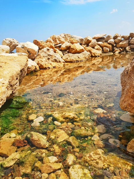 Foto cerrar rocas en el concepto ecológico de naturaleza salvaje de agua de manantial claro cistal