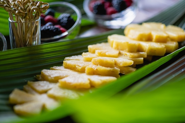 Cerrar rodajas de piña fresca en la hoja