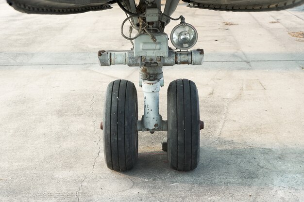 Cerrar en una rueda delantera del aeroplano