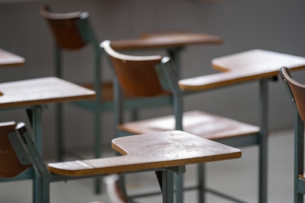 Cerrar la sala de conferencias o el aula vacía de la escuela con pupitres y una silla en la Universidad