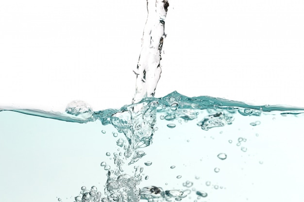 Cerrar salpicaduras de agua con burbujas de aire. Aguamarina superficial fresca y limpia que fluye en onda y agua limpia en el fondo blanco aislado. Imagen publicitaria con espacio libre para su trabajo.