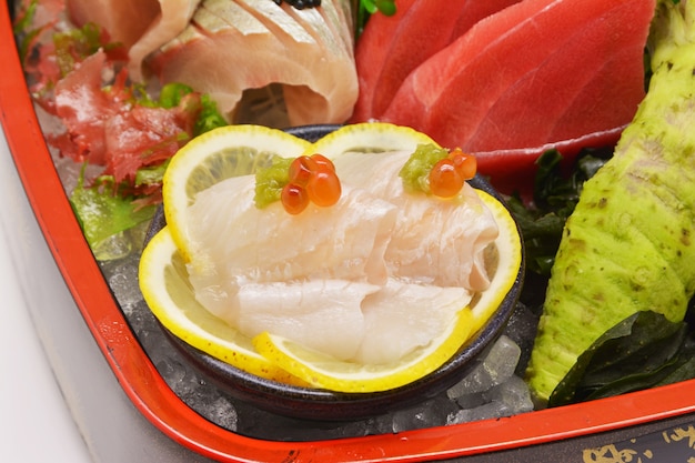 Cerrar Sashimi de lubina, comida japonesa