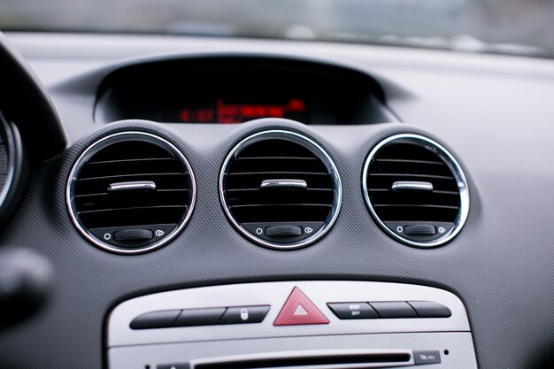 Cerrar el sistema de ventilación del coche y el aire acondicionado del coche.