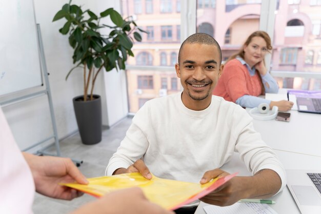 Foto cerrar sobre los adultos jóvenes que trabajan en la oficina