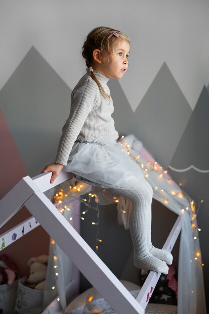 Foto cerrar sobre niño jugando en su habitación