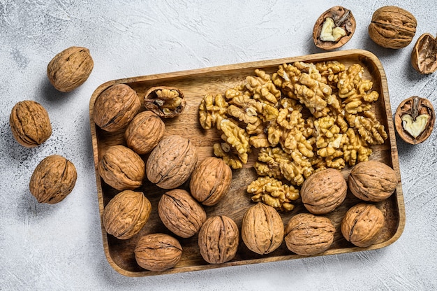 Cerrar sobre nueces sin cáscara sobre mesa de madera