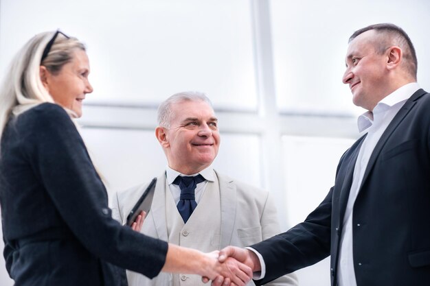 Cerrar sonriendo empresarios estrecharme la mano