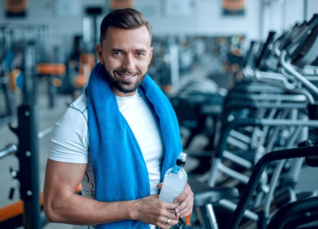 Cerrar sonriente deportista en el gimnasio