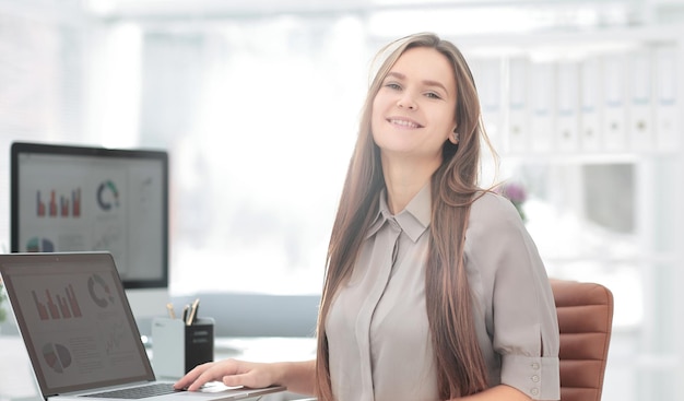 Cerrar sonriente joven empleado de la empresa