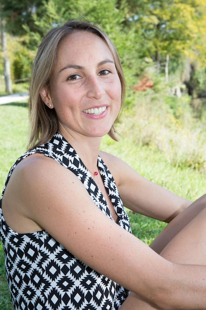 Cerrar sonriente joven hermosa mujer sonriente feliz en el parque