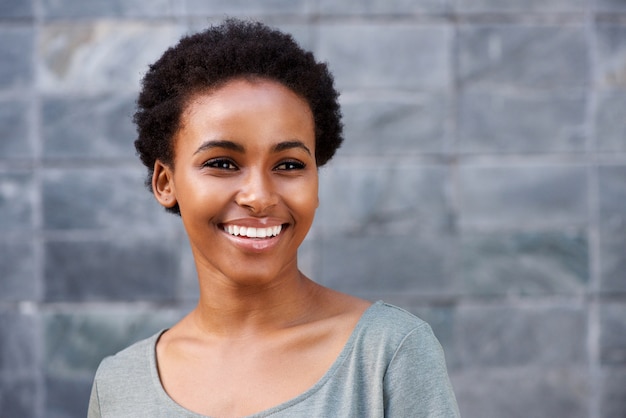 Cerrar sonriente joven negro modelo de moda femenina