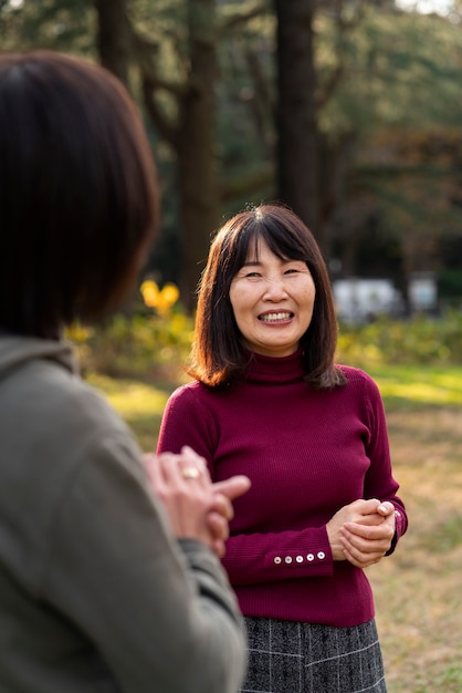 Foto cerrar sonriente mujer jubilada al aire libre