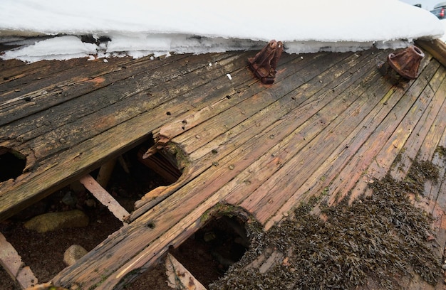 Cerrar la superficie del viejo barco de madera del viejo lado del astillero