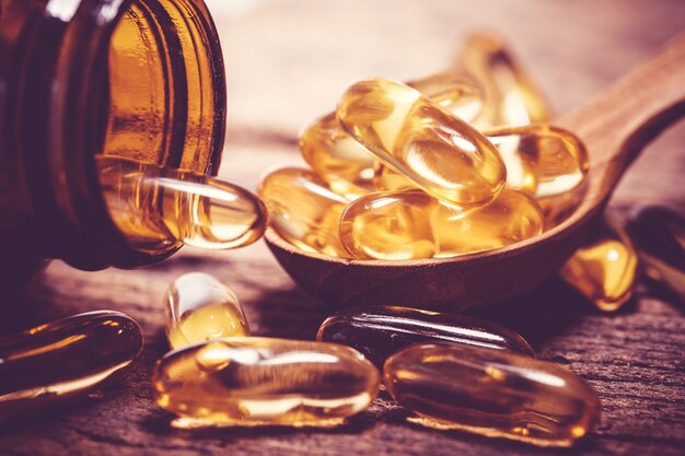 Cerrar el suplemento de cápsulas de aceite de pescado de vitamina D y Omega 3